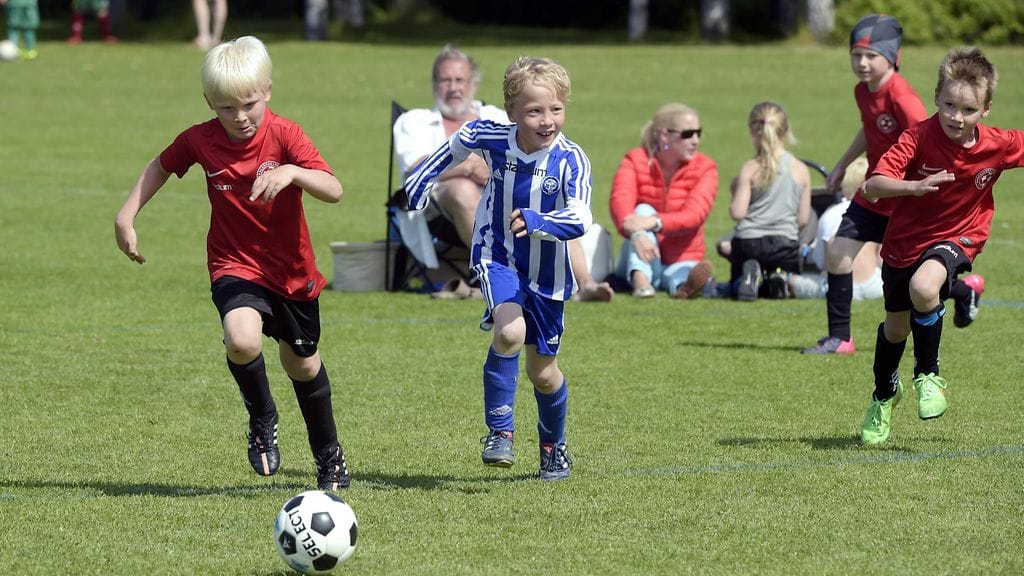 Jalkapallokentän laidalta löytyy niin innokkaita kannustajia kuin tuomarinkin roolin ottavia vanhempia.