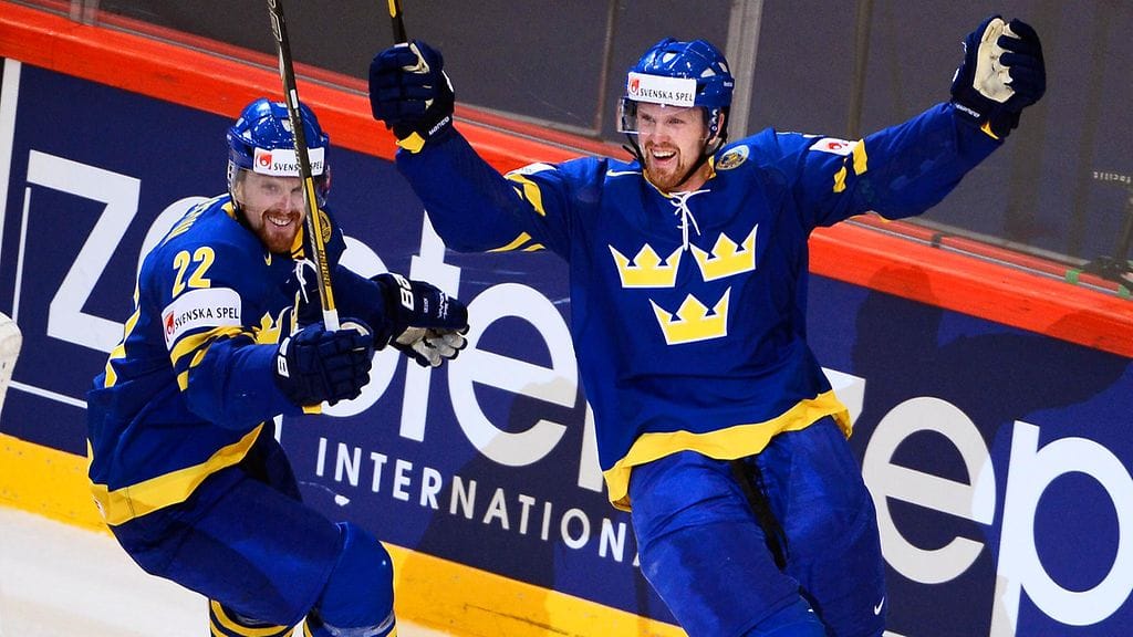 Henrik (oik.) ja Daniel Sedin voittivat maailmanmestaruuden Tre Kronor paidassa keväällä 2013.