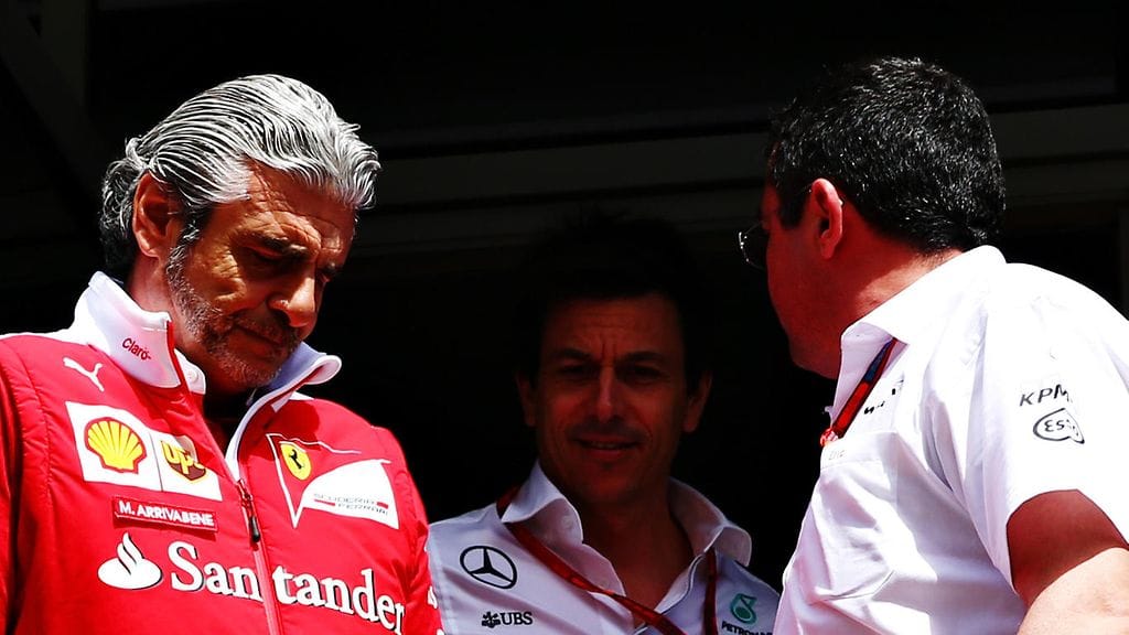 Maurizio Arrivabene, Toto Wolff ja Eric Boullier sunnuntain kokouksen jälkeen.
