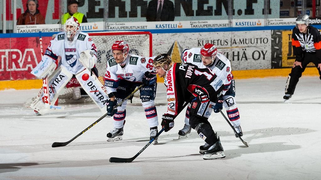 JYP ja Jani Tuppurainen ovat laittaneet HIFK:n Kevin Lankisen, Tommi Taimen ja Tomas Zaborskyn ahtaalle.
