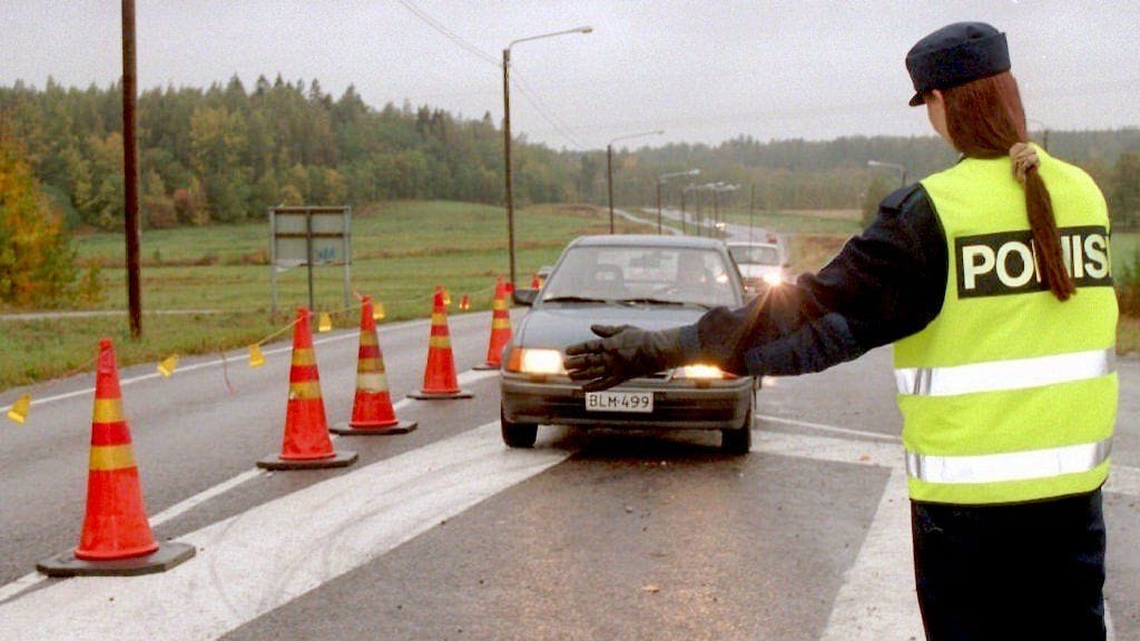 Poliisi tarkastamassa autojen renkaita Vanhalla Porvoontiellä.