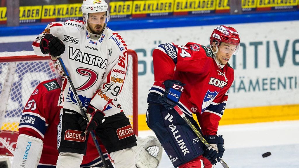 Tuomas Pihlmanin (vas.) edustama JYP isännöi HIFK:ta keskiviikkona Jyväskylässä.