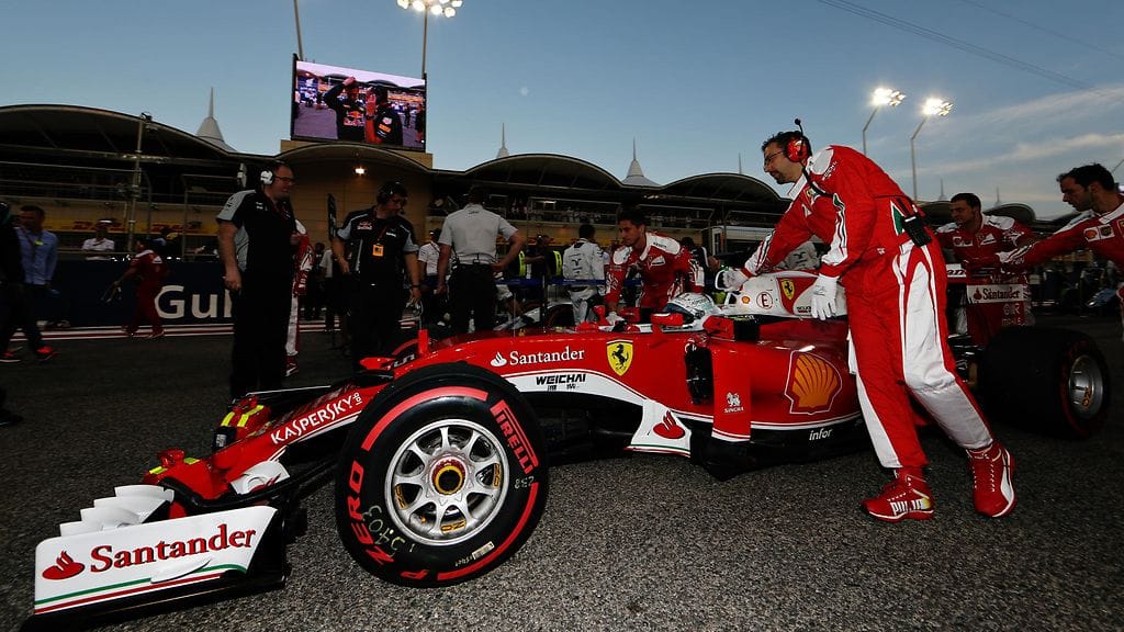 Sebastian Vettelin kilpuri työnnettiin Ferrarin pilttuuseen jo ennen kisan alkua.