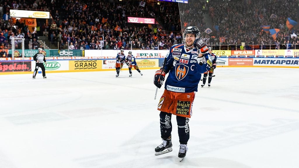 Tapparan kapteeni Jukka Peltola iski lauantaina viimeisen niitin Kärppien verkkoon.