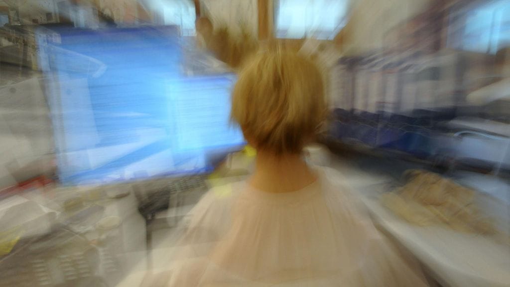 "Työelämän ja suuren perheen paineessa en oppinut nukkumaan ja tilani vain paheni." Kuvituskuva.