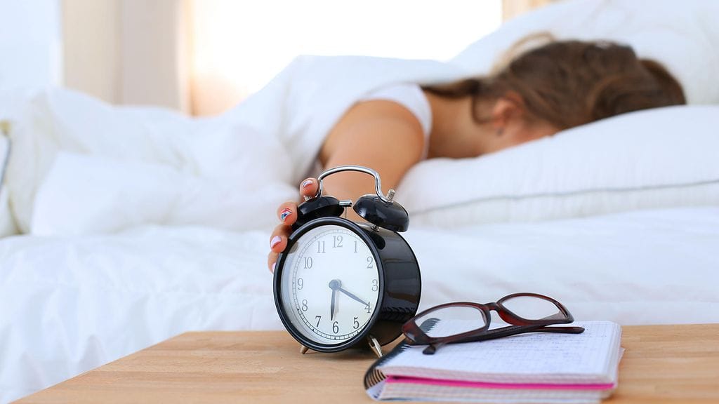 Moni torkuttaa aamuisin ennen kuin nousee sängystä ylös.