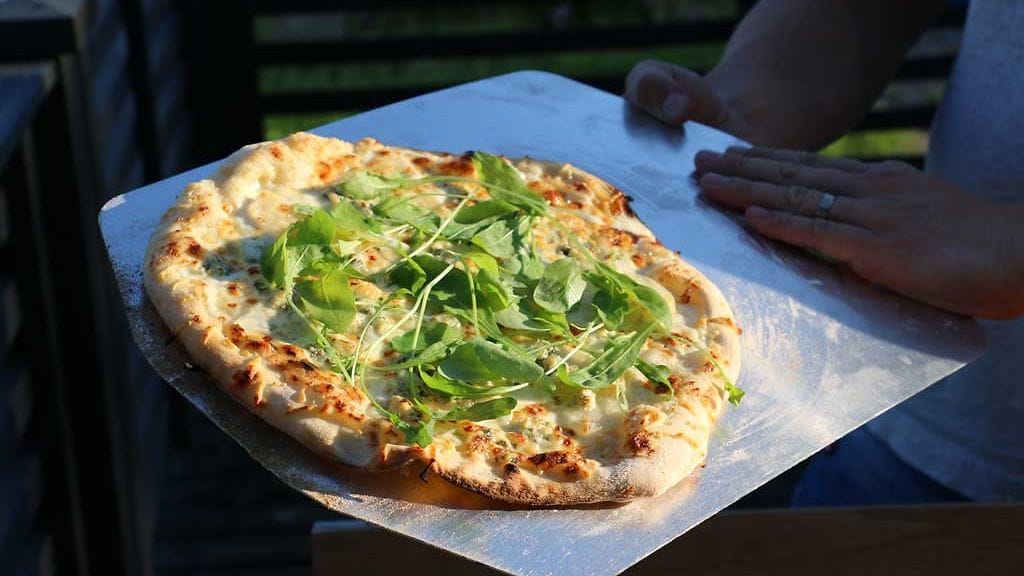 Aidolla tulella pizza paistuu valmiiksi vain parissa minuutissa.
