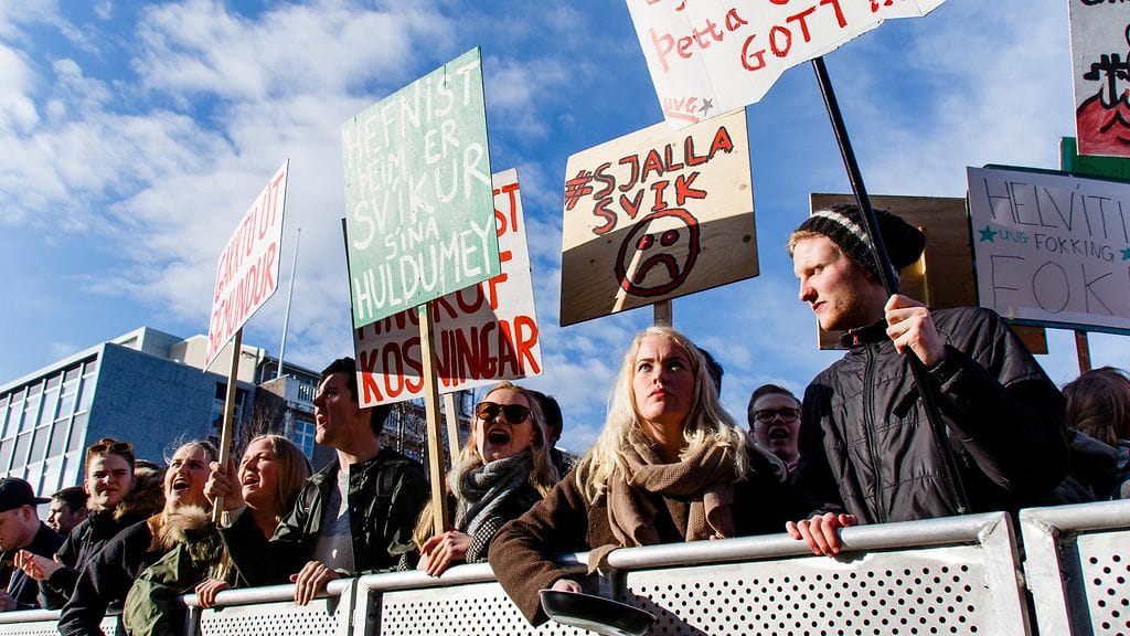 Islantilaiset osoittivat mieltä pääministerin eroamiseksi Panama-kohun jälkeen huhtikuussa 2016.
