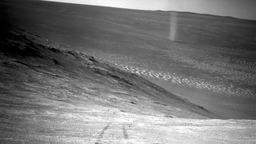 Marsia tutkivan Opportunity-luotaimen ottama kuva hiekkapyörteestä. Edustalla näkyvät Opportunityn jättämät renkaan jäljet.