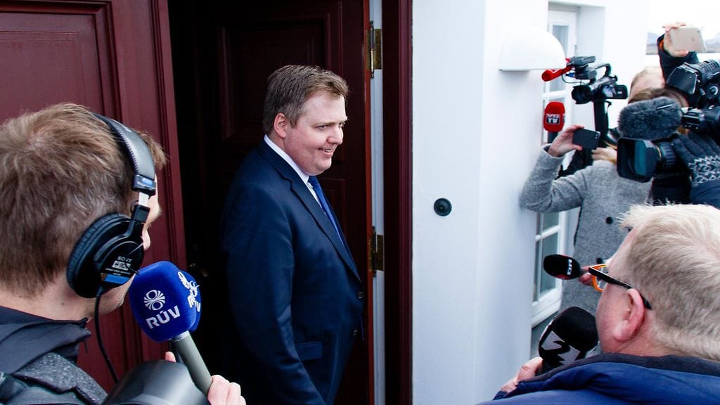 Hallitus ryvettyi keväällä niin sanottujen Panaman papereiden paljastettua edistyspuoluetta edustaneen pääministerin Sigmundur David Gunnlaugssonin veronkierron.