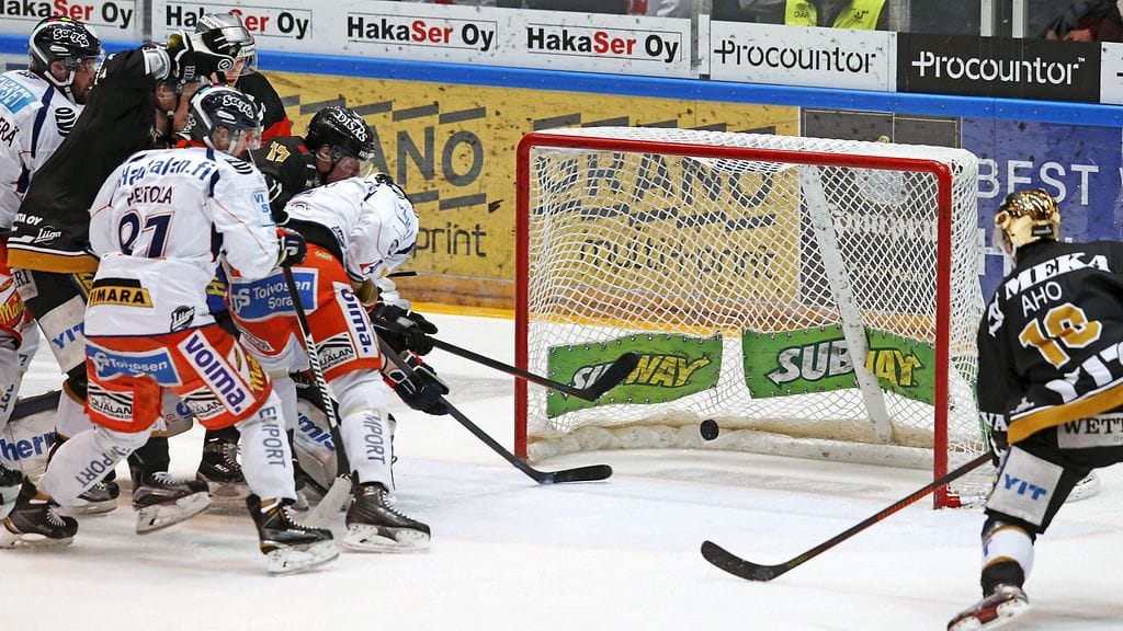 Kiekko on Tapparan maalissa.