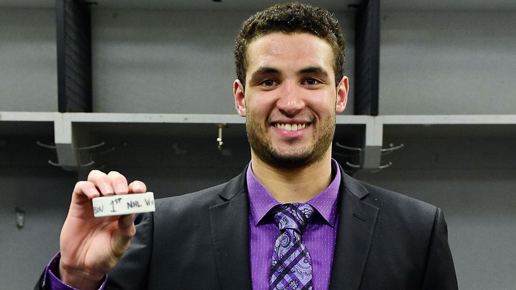 Kiekko talteen. Christopher Gibson torjui ensimmäisen voittonsa heti ensimmäisessä kokonaisessa NHL-pelissään.