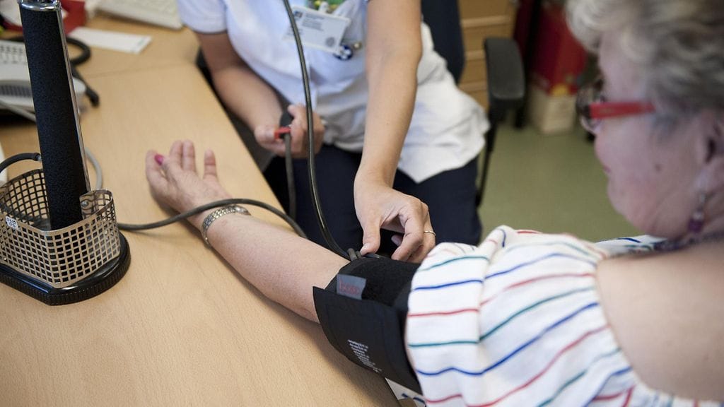 Vaikuttaa siltä, että lääkärin vastaanotolla tai sairaalassa mitattu verenpaine voi aliarvioida korkeaan verenpaineeseen liittyviä riskejä, tutkijat kirjoittavat.