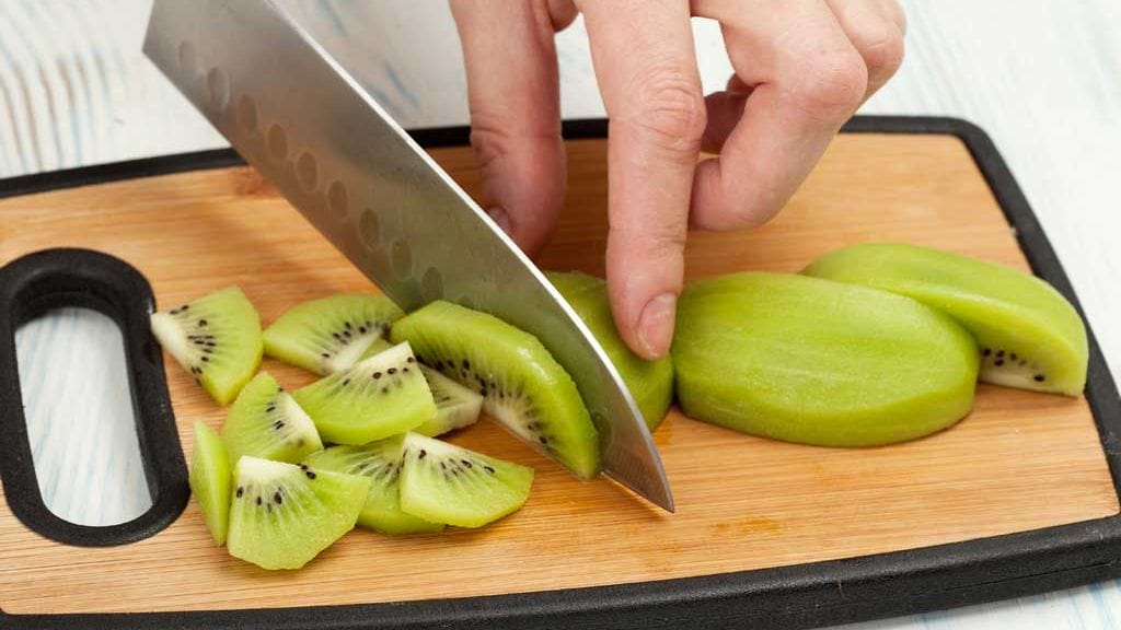 Kiivin kuoriminen käy kätevästi ilman veistä.
