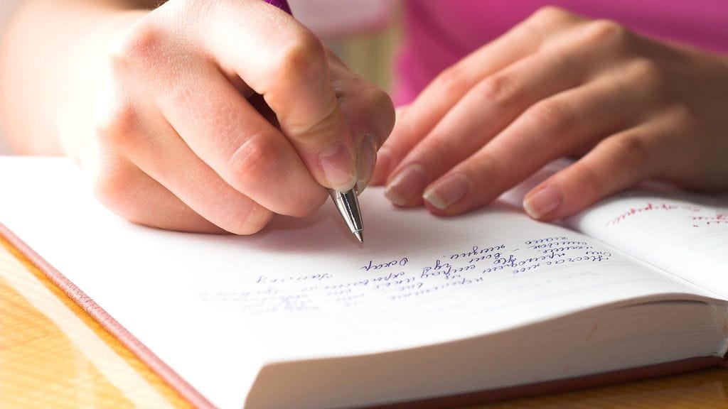 Peilin taakse kirjoitetusta kumpuaa nuoren tytön positiivinen elämänasenne.