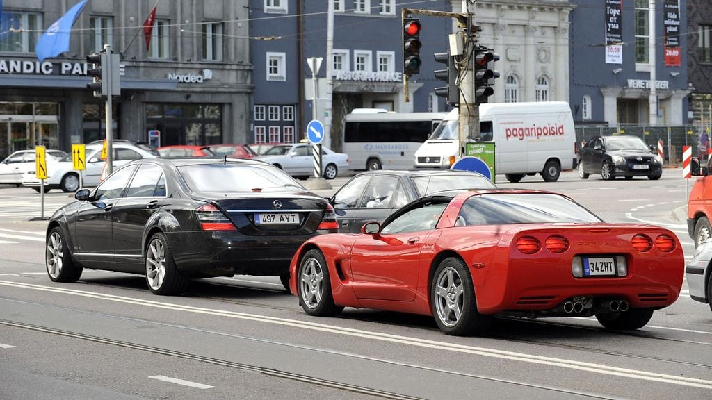 Loistoautoja Tallinnan keskustassa.