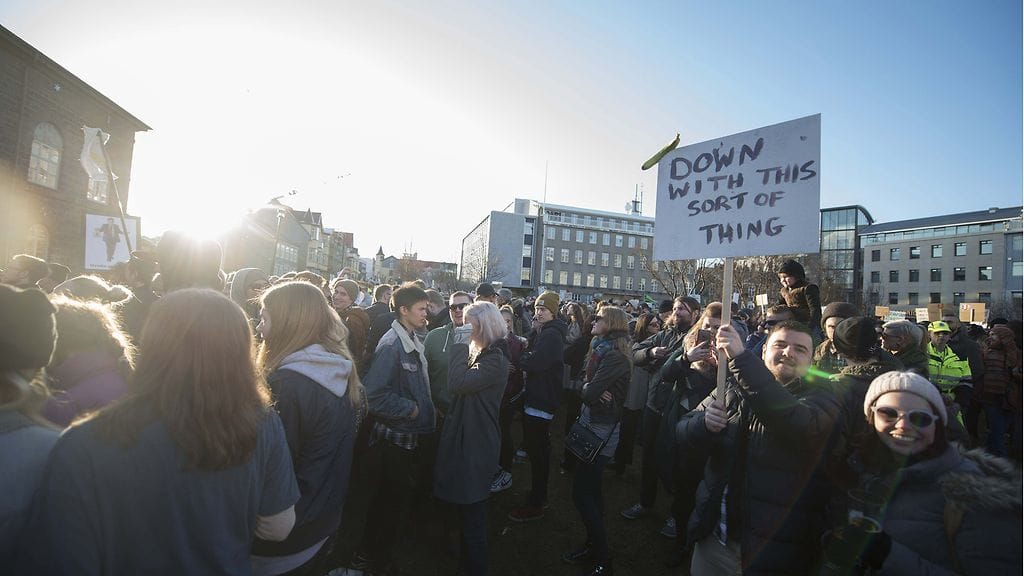 Mielenosoitus Islannin parlamentin edessä 4. huhtikuuta 2016.