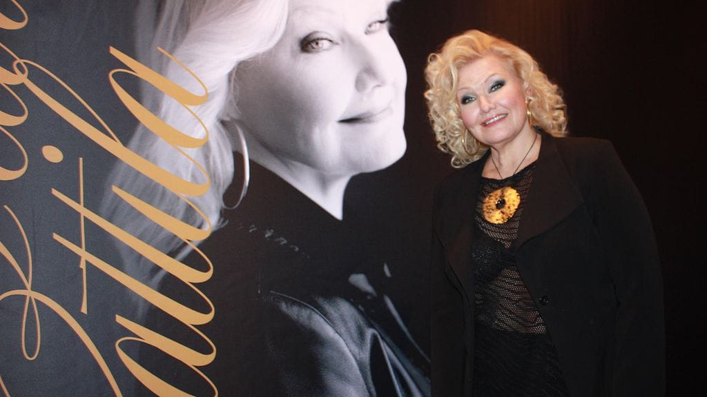 Karita Mattila henkilökuvansa julkistustilaisuudessa Kansallisoopperan Alminsalissa 6.4.2016.