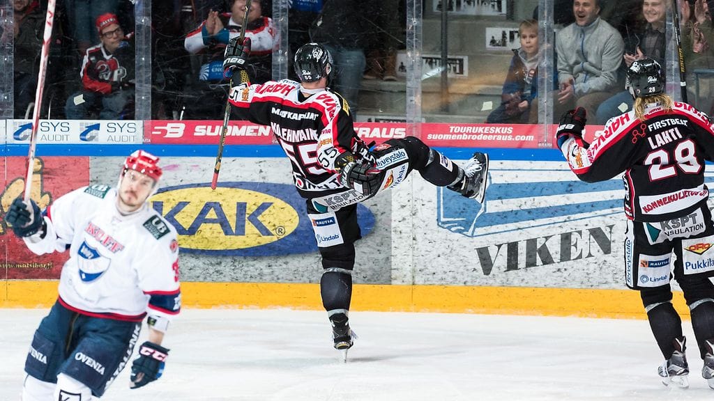 Janne Kolehmainen tuulettaa 3-0-maaliaan.