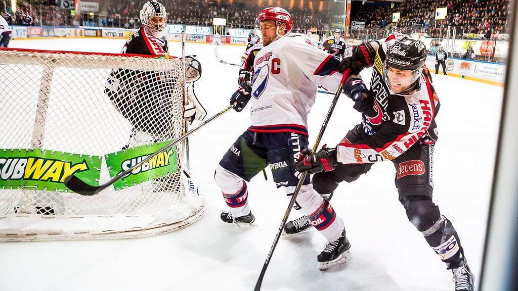 JYP-puolustaja Mikko Luoma on pudotuspelien tehopörssin kärjessä. Tässä taisteluparina HIFK-kapteeni Arttu Luttinen.