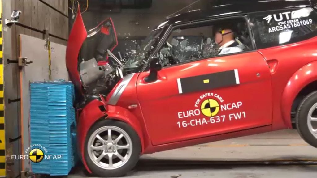 Mopoauton kuljettajalle käy nokkakolarissa huonosti.