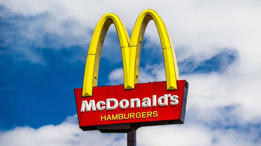 Satavuotias Nadine Baum nautti syntymäpäivänsä kunniaksi Big Mac -hampurilaisen.