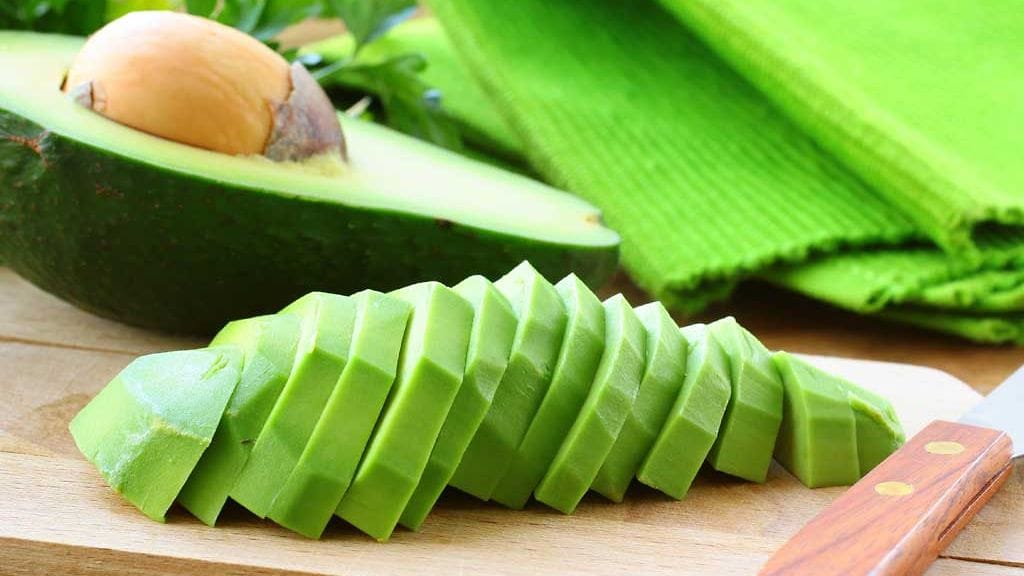 Avokadot voi pakastaa pakastuspussissa.