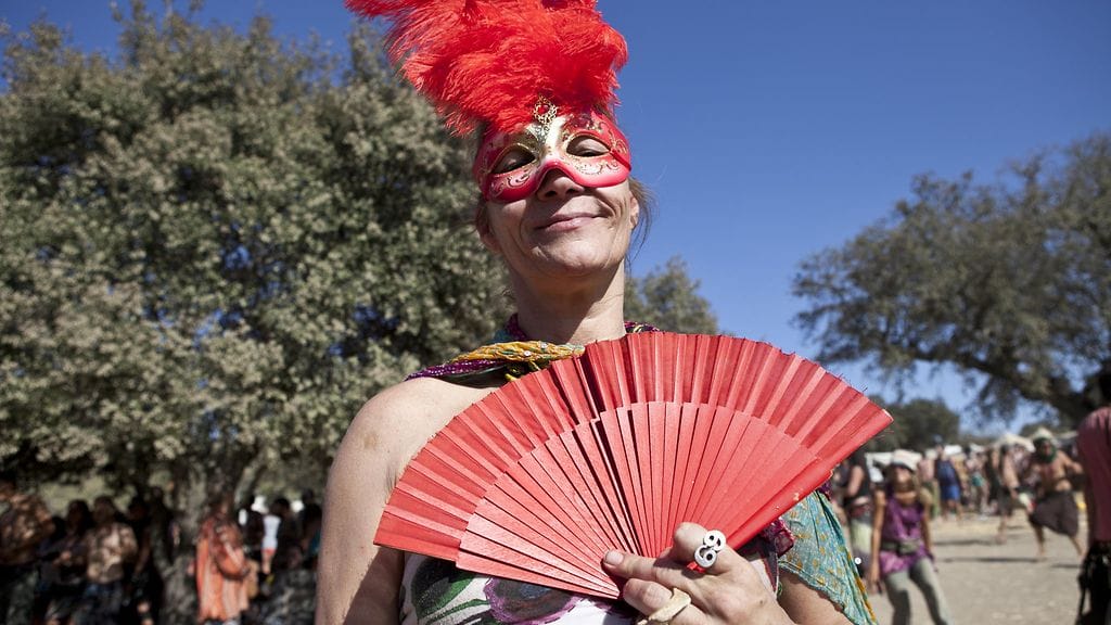 Nainen naamion ja viuhkan kanssa Portugalin Boom-festivaaleilla vuonna 2012.