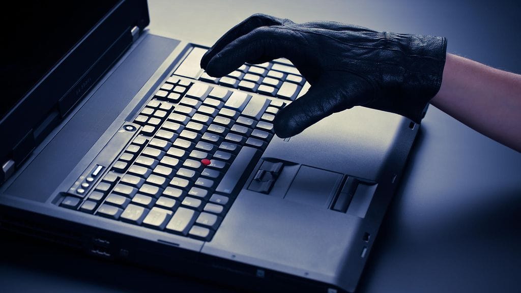 "Hakkereille vähemmän kriittiset ongelmat ovat kuin tietoturvamaailman kyltti, jossa lukee 'potkaise minua'."