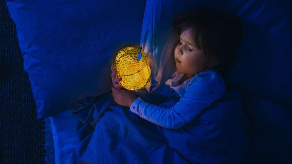 vuorovaikutteisia tekstiilejä hyödyntävä lapsille suunnattu pehmeä, kosketuksella ohjattava LeeLuu-yövalo.