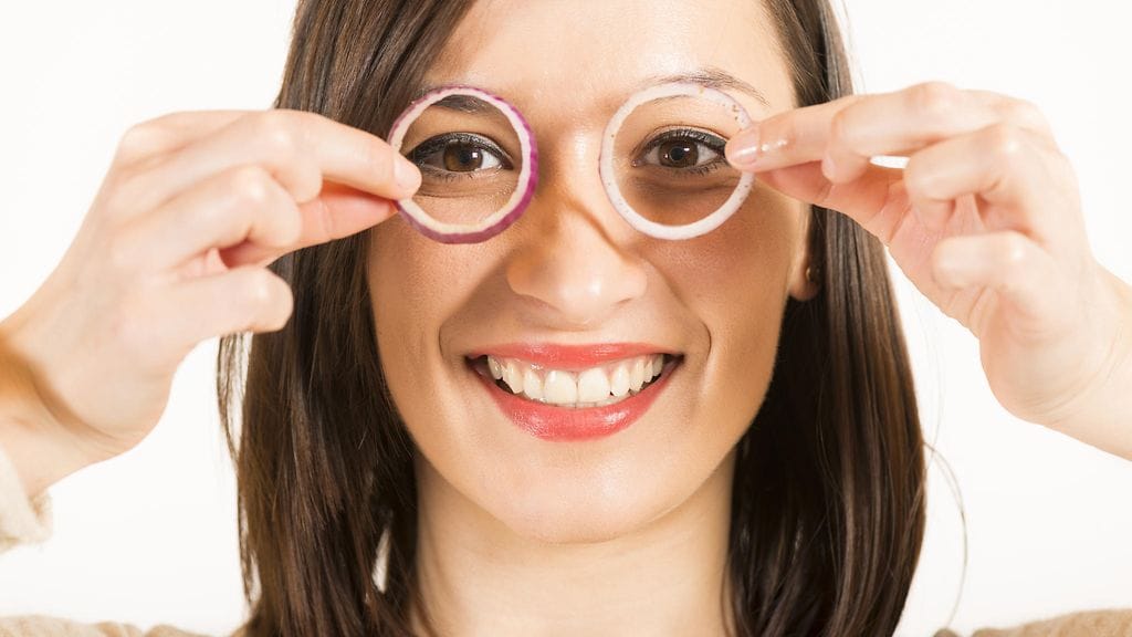 Voiko sipulin avulla nopeuttaa kulmakarvojen kasvua? Tai kenties päästä eroon näppylöistä?