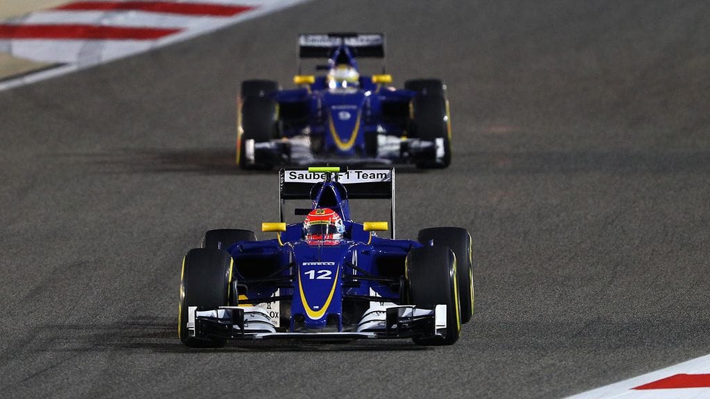 Sauber-autot vauhdissa Bahrainissa.