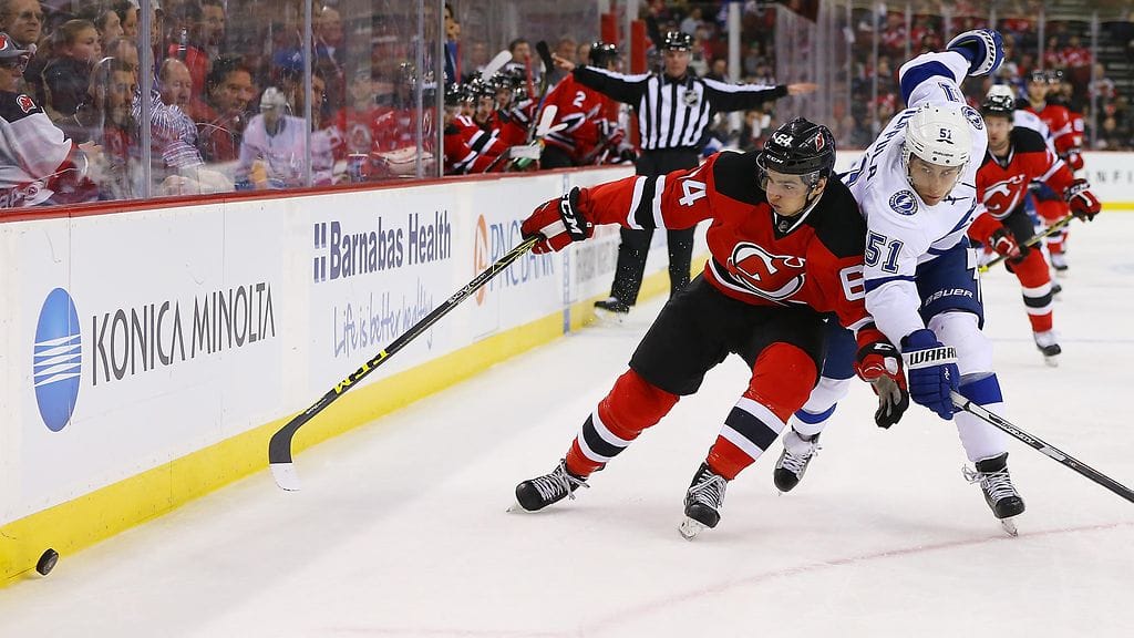 Joseph Blandisi ja Valtteri Filppula painivat.