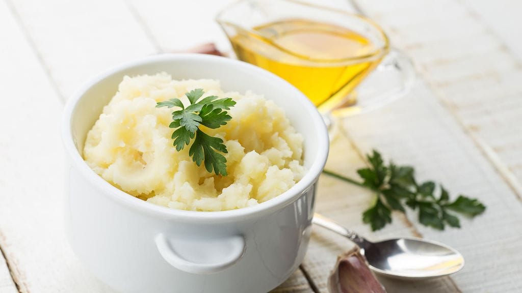 Perunamuusin voi maustaa esimerkiksi tuoreilla yrteillä.