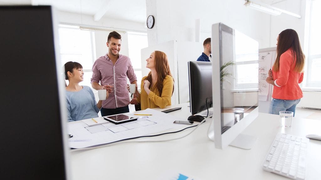 "Ja sitten kaverit varmistetaan, ettei se palomuuri toimi!" Kuvituskuva.