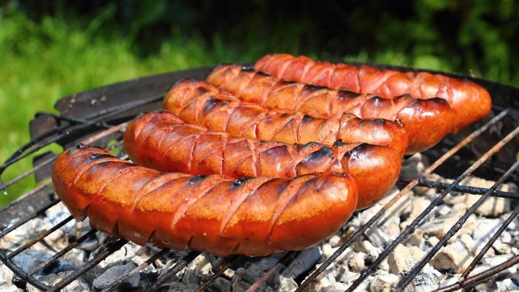 Viillot estävät makkaraa halkeamasta grillissä.