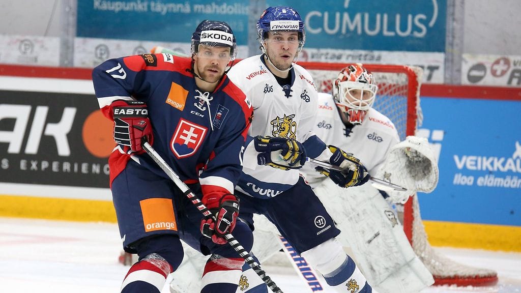 Jesse Virtanen vartioi Slovakian Rastislav Spirkoa.