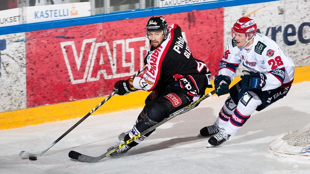 Ryan Glenn (vas.) puuttuu JYP:n vahvuudesta perjantaina.