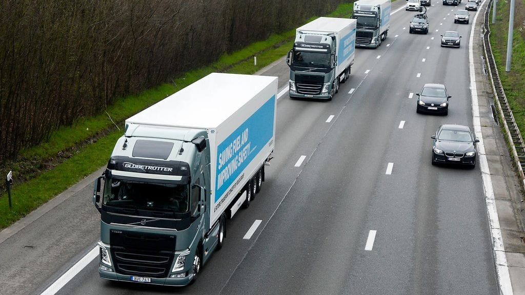 Volvon autonominen rekkasaattue.