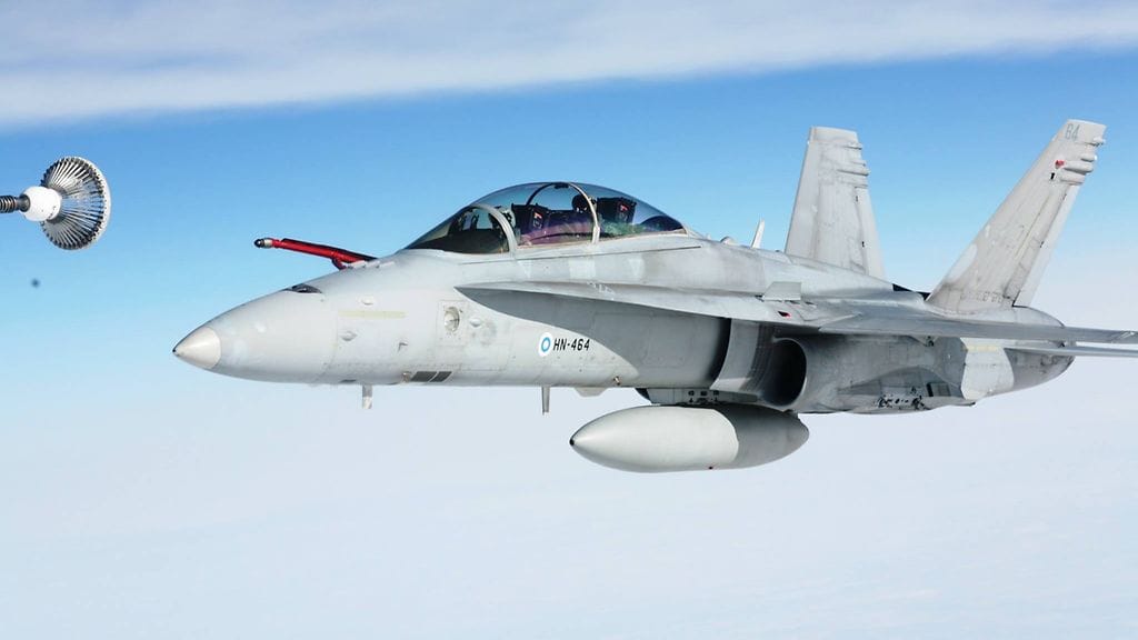 Kaksipaikkainen F/A-18D lähestyy KC-135 -tankkauskonetta huhtikuun 2016 ilmatankkausharjoituksen aikana.