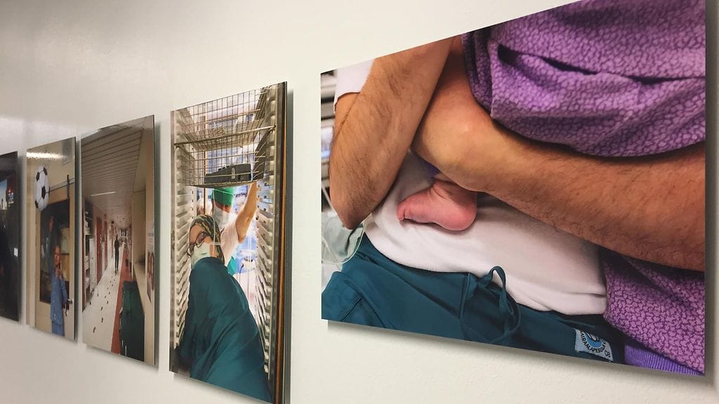 Lastenklinikan näyttelyn koskettavia kuvia.