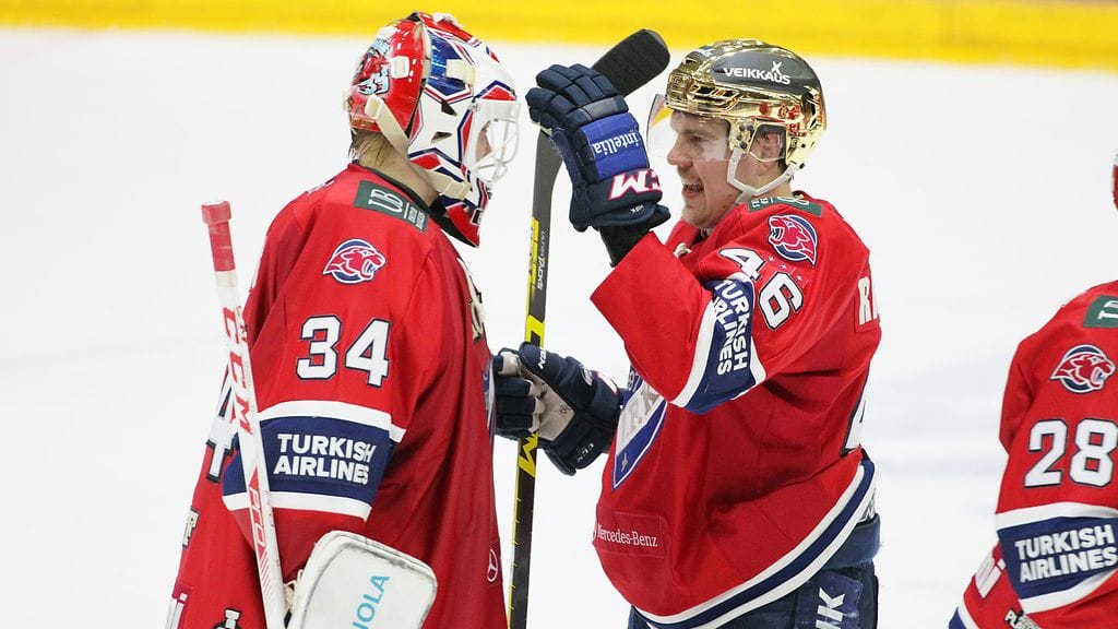 HIFK:n Teemu Ramstedt (oik.) ja maalivahti Ville Husso lähtevät maanantaina hakemaan finaalipaikkaa.