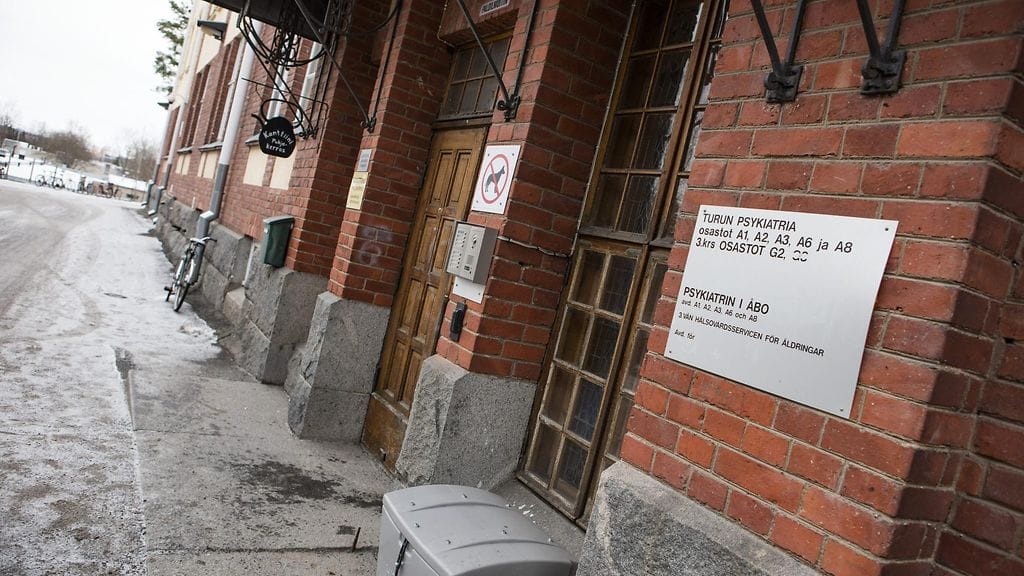Turun kaupungin hyvinvointitoimiala aloitti helmikuussa selvityksen epäillyistä väärinkäytöksistä Turun kaupunginsairaalan psykiatrisilla suljetuilla osastoilla.