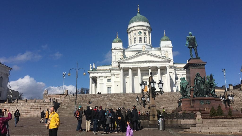 Turisteja Senaatintorilla