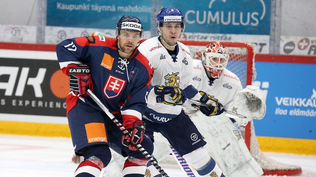 Jesse Virtanen väännössä Rastislav Spirkon kanssa.