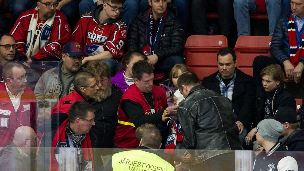 HIFK kannattaja, pikkupoika, Helsingin jäähalli