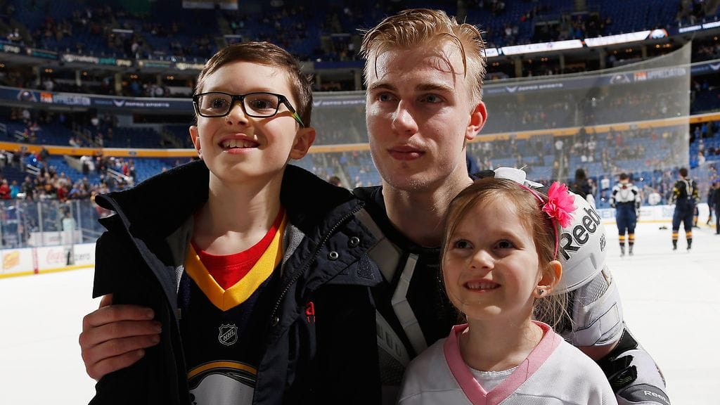 Rasmus Ristolainen sai nuorten Sabres-fanien suut hymyyn ottelun jälkeen.