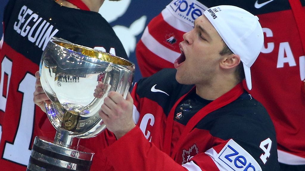 Taylor Hall pääsi juhlimaan MM-kultaa vuosi sitten Prahassa.