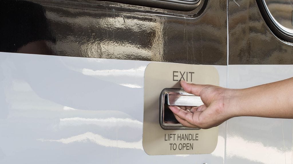 Lentoemännän erikoinen poistumisratkaisu ei ollut lentoyhtiön mieleen.