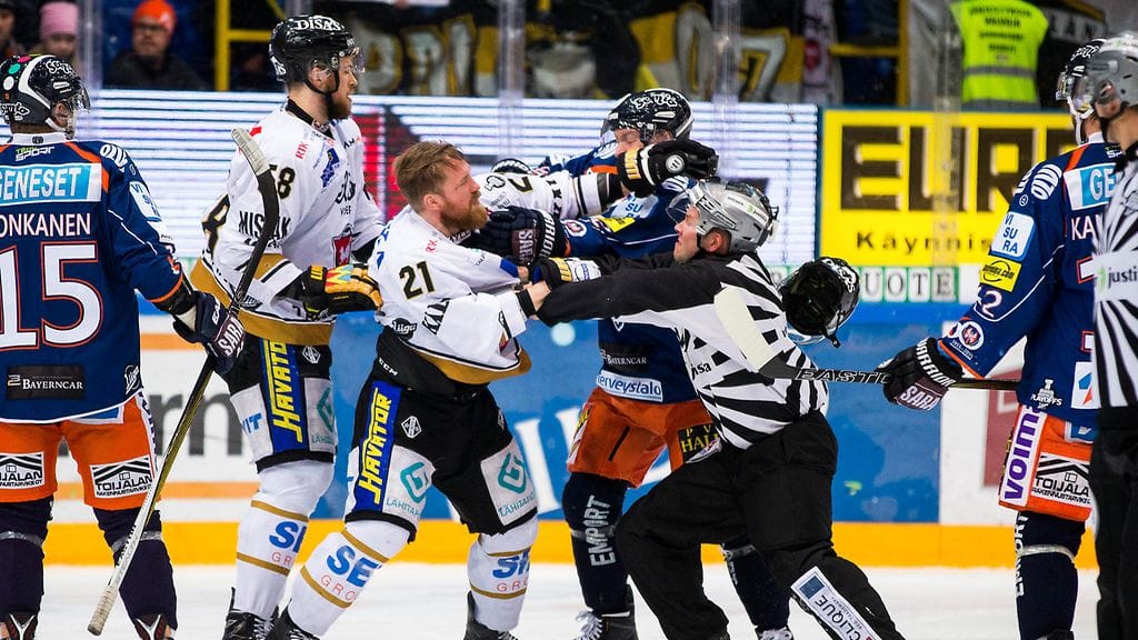 Kärpät ja Tappara jatkavat vääntämistä lauantaina Oulussa.